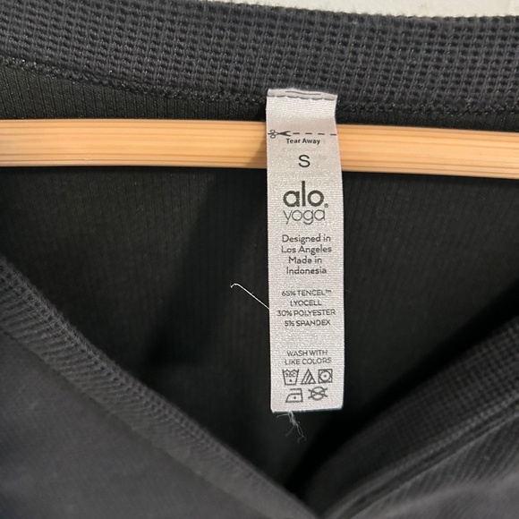 ALO Women Micro Waffle Pleasant Cropped Henley - Size Small Navy - Picture 3 of 4